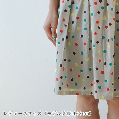 タックの入ったスカート