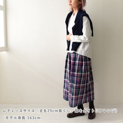 タックの入ったスカート